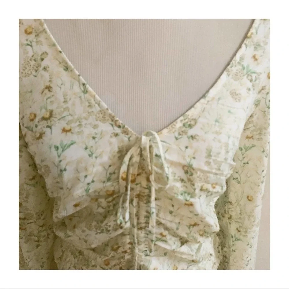 H&M Cottage Core Ruched Cropped Blouse Tie Front Cream & Yellow Size Medium - Picture 6 of 15